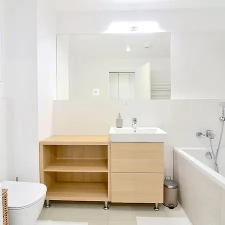 Downtown Charm With Free Parking Spot *