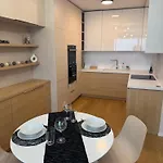 Downtown Charm With Free Parking Spot Apartmán